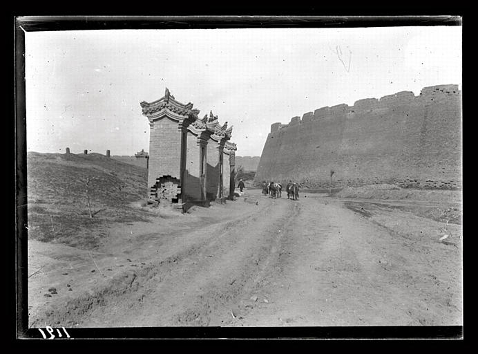 [Shanxi]. En dehors des murs de Ta-t'ong fou [Datongfu]