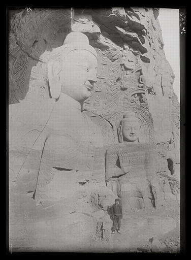 [Shanxi]. Yun-kang [Yungang], le grand Buddha vu de l'ouest