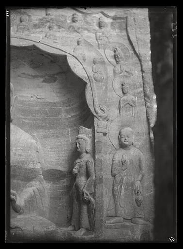 [Shanxi]. Yun-kang [Yungang], grotte n°17, bodhisattva et moine appartenant à la niche ci-dessus [cf. AP13218]