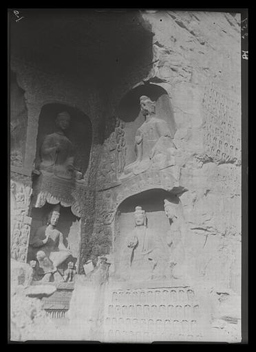 [Shanxi]. Yun-kang [Yungang], grotte n°12, paroi orientale et partie orientale de la paroi du fond