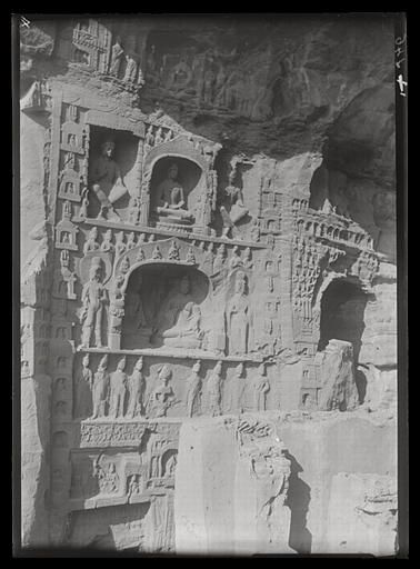 [Shanxi]. Yun-kang [Yungang], groupe des grottes situées à l'ouest du temple, paroi occidentale de la grotte n°10