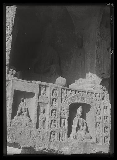 [Shanxi]. Yun-kang [Yungang], avant-dernière des grottes situées à l'est du temple, face occidentale de l'embrasure de l'entrée