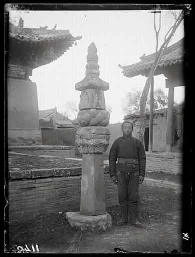 [Hebei]. Houai-ngan hien [Huai'anxian], pilier bouddhique dans le temple Tchao-houa sseu [Zhaohuasi]