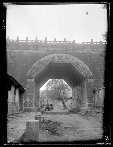 [Beijing]. Porte de Kiu-yong kouan [Juyongguan] (face nord) (date: 1345)