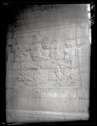 [Beijing]. Porte de Kiu-yong kouan [Juyongguan], Pei fang to wen t'ien wang [Beifang duowen tianwang], devarâja du Nord, (partie nord de la paroi occidentale)