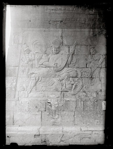 [Beijing]. Porte de Kiu-yong kouan [Juyongguan], Tong fang tai kouo t'ien wang [Dongfang daiguo tianwang], devarâja de l'Est, (partie nord de la paroi orientale)