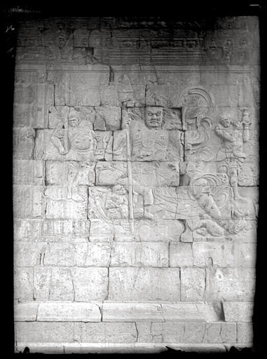 [Beijing]. Porte de Kiu-yong kouan [Juyongguan], Nan fang ts'eng tch'ang t'ien wang [Nanfang cengchang tianwang], devarâja du Sud, (partie sud de la paroi orientale)