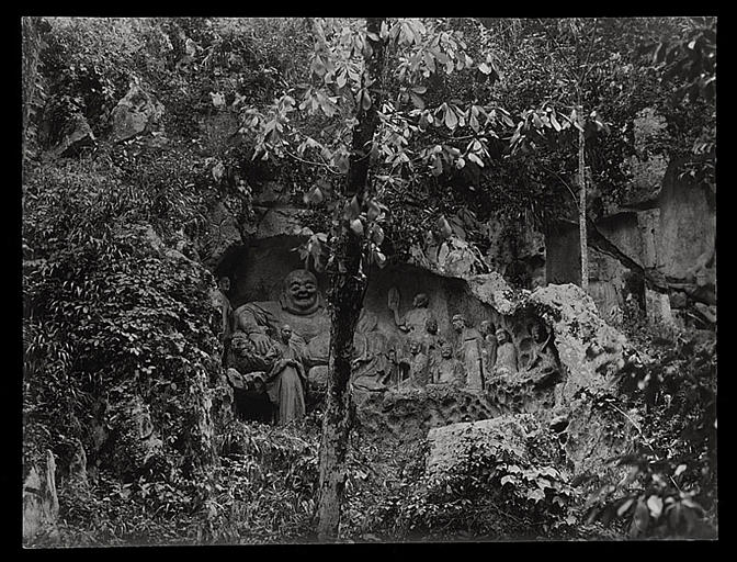 [Zhejiang] Tchö-kiang. Hang-tcheou [Hangzhou], Ling-yin sseu [Lingyinsi], Fei-lai-fong [Feilaifeng], Maitreya et les Seize Arhats