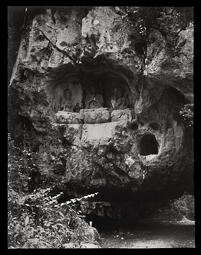 [Zhejiang] Tchö-kiang. Hang-tcheou [Hangzhou], Ling-yin sseu [Lingyinsi], Fei-lai-fong [Feilaifeng], grotte III, entrée