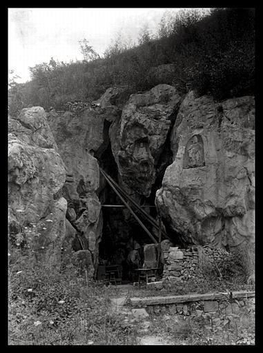 [Zhejiang] Tchö-kiang. Hang-tcheou [Hangzhou], Nan Kouan-yin tong [Nan Guanyin dong], entrée