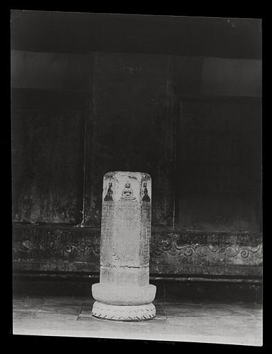 [Zhejiang] Tchö-kiang. Ning-po [Ningbo], T'ien-tong sseu [Tiandongsi], fragment d'un King-tch'ouang [Jingchuang]