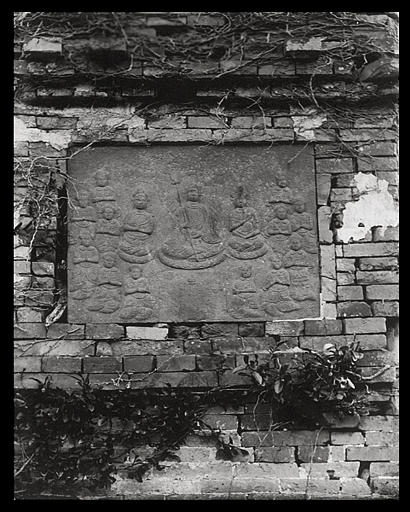 [Zhejiang] Tchö-kiang. Ning-po [Ningbo], T'ien-tong sseu [Tiandongsi], bas-relief encastré, 'Ti-tsang [Dizang] entre deux bodhisattva'