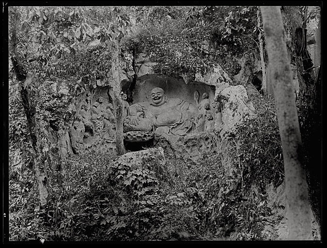 [Zhejiang] Tchö-kiang. Hang-tcheou [Hangzhou], Ling-yin sseu [Lingyinsi], Fei-lai-fong [Feilaifeng], Maitreya et les Seize Arhats