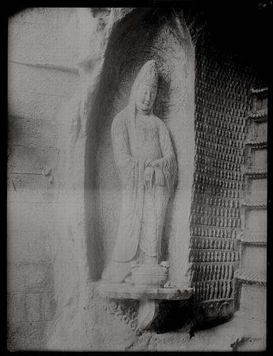 [Zhejiang] Tchö-kiang. Hang-tcheou [Hangzhou], Yen-sia-tong [Yanxiadong], statue de Kouan-yin [Guanyin] à gauche de l'entrée (au milieu, le stûpa)
