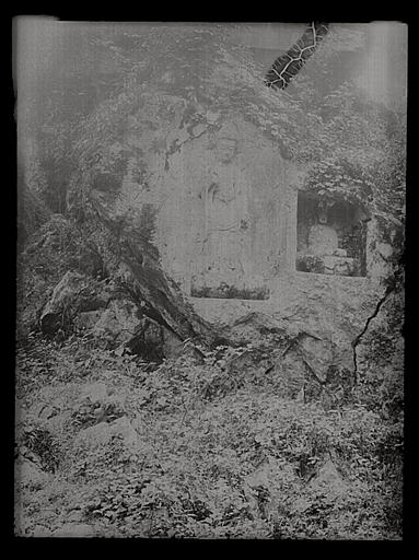 [Zhejiang] Tchö-kiang. Hang-tcheou [Hangzhou], Ling-yin sseu [Lingyinsi], Fei-lai-fong [Feilaifeng], rocher, [à] droite de l'entrée de la grotte I, Kouan-yin [Guanyin]