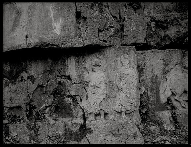 [Zhejiang] Tchö-kiang. Hang-tcheou [Hangzhou], Ling-yin sseu [Lingyinsi], Fei-lai-fong [Feilaifeng], façade de la grotte Long-hong [Longhong], Tchou Fa-lan [Zhu Falan] et Kâçyapa Matanga qui apportèrent les premiers sûtra sous Ming-ti [Mingdi] des Han