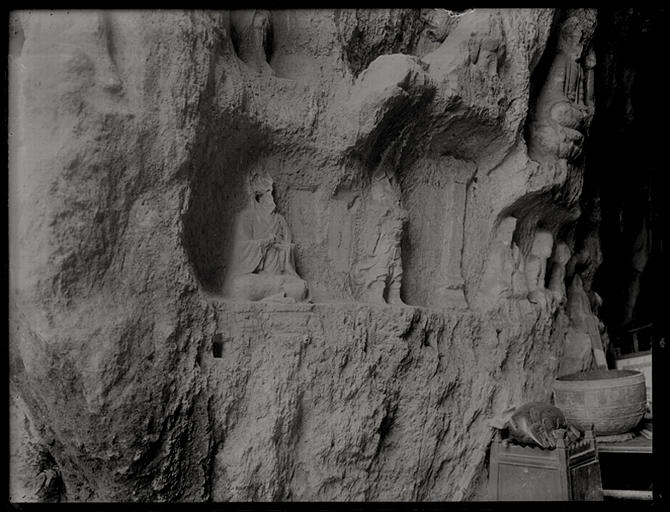 [Zhejiang] Tchö-kiang. Hang-tcheou [Hangzhou], Nan Kouan-yin tong [Nan Guanyin dong], côté gauche de l'entrée