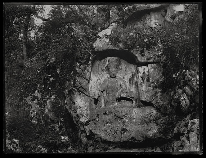 [Zhejiang] Tchö-kiang. Hang-tcheou [Hangzhou], Ling-yin sseu [Lingyinsi], Fei-lai-fong [Feilaifeng], Kouan-yin [Guanyin] au-dessous de la scène de Çâkyamuni et Sujâtâ
