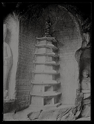 [Zhejiang] Tchö-kiang. Hang-tcheou [Hangzhou], Yen-sia-tong [Yanxiadong], stûpa, entrée des Mille Buddha, à côté de la Kouan-yin [Guanyin] sculptée en bas-relief dans le rocher