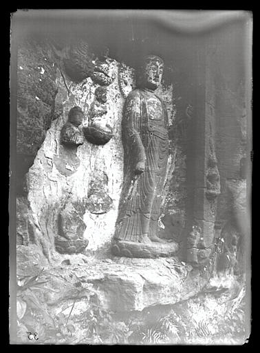 Sichuan. Jiading, sculptures rupestres du Longhongsi, détail : l'arbre aux sept Buddha et le bodhisattva Kshitigarbha