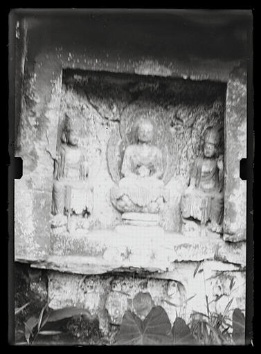 Sichuan. Jiading, sculptures rupestres du Longhongsi, détail : un Buddha entouré de deux bodhisattva