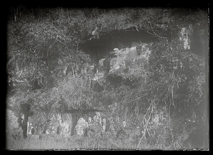 Sichuan. Jiading, sculptures rupestres du Longhongsi, détail : arhats