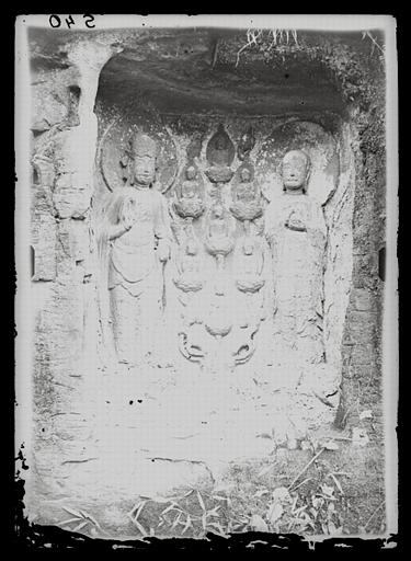 Sichuan. Jiading, sculptures rupestres du Longhongsi, détail : les bodhisattva Guanyin et Kshitigarbha de part et d'autre d'un arbre aux sept Buddha