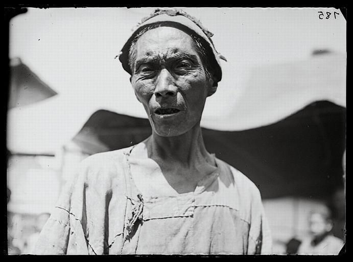 Sichuan. Dans la plaine de Chengdu, marchand de chapeaux d'osier