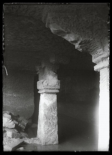 Sichuan. Jiangkou, Zhengzihao, tombe rupestre, pilier de section rectangulaire, bas-relief au dragon