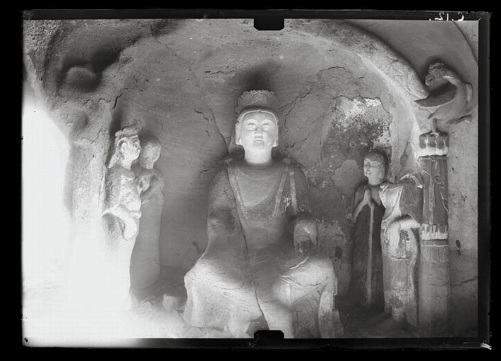 Shanxi. Tianlongshan, grotte située à gauche du grand Buddha, niche à haut-relief bouddhique, Buddha et quatre assistants