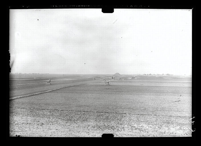 Shaanxi. Xianyang, Shunling, sépulture élevée par l'impératrice Wu (dynastie Tang) en l'honneur de sa mère, allée funéraire et tumulus, vue prise de la tour méridionale Est