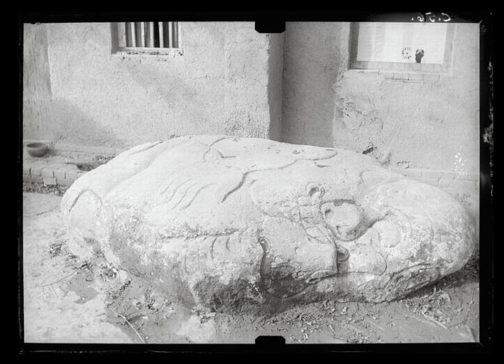 Shaanxi. Xingpingxian, sépulture de Huo Qubing (mort en 117 av. J. -C.), pierre sculptée en bas-relief représentant un homme étreignant un ours
