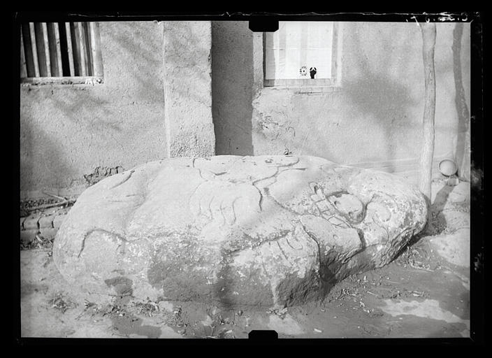 Shaanxi. Xingpingxian, sépulture de Huo Qubing (mort en 117 av. J. -C.), pierre sculptée en bas-relief représentant un homme étreignant un ours