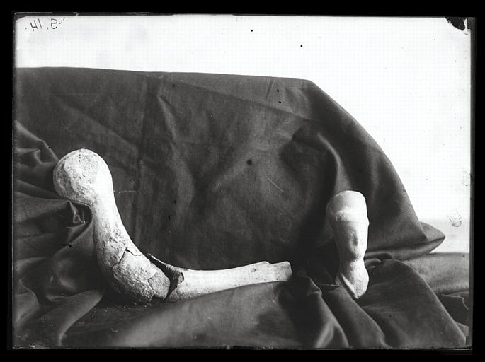 Chongqing. Zijia'ai, objet et fragment de statuette funéraires - une cuiller en bronze et une tête humaine en terre cuite - provenant du tombeau de briques (dynastie Han)