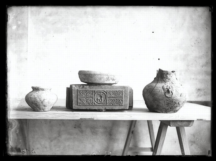 Chongqing. Zijia'ai, objets funéraires en terre cuite - deux vases, un bassin et une brique estampée - provenant du tombeau de briques (dynastie Han)