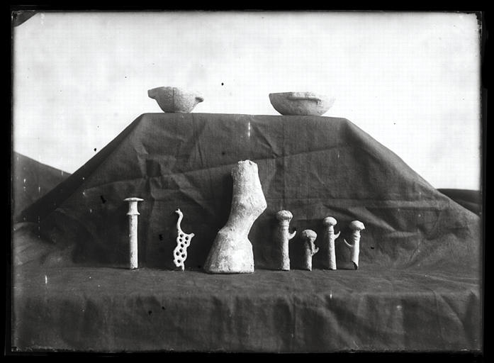 Chongqing. Zijia'ai, objets, fragments d'objets et de statue funéraires en bronze provenant du tombeau de briques (dynastie Han)