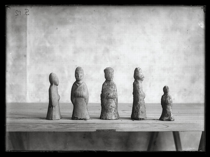 Chongqing. Zijia'ai, cinq statuettes funéraires en terre cuite  provenant du tombeau de briques (dynastie Han)