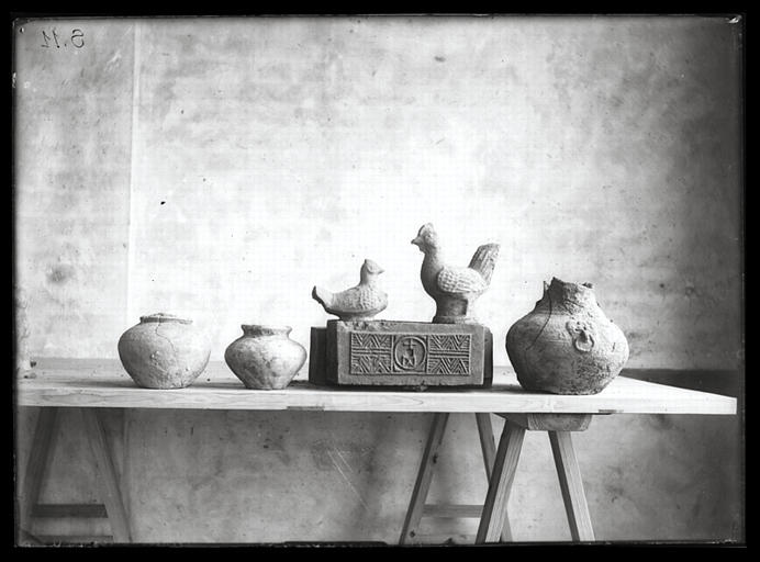 Chongqing. Zijia'ai, objets et statuettes funéraires en terre cuite trois vases, une brique estampée, un coq et une poule - provenant du tombeau de briques (dynastie Han)