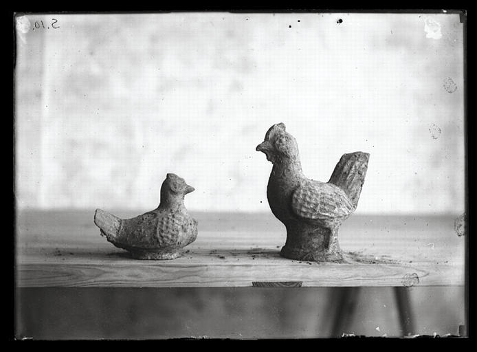 Chongqing. Zijia'ai, statuettes funéraires en terre cuite - un coq et une poule - provenant du tombeau de briques  (dynastie Han)