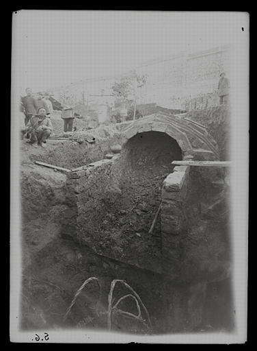 [Chongqing] Tch'ong-k'ing. [Zijia'ai] ouverture d'un tombeau de briques de l'époque Han