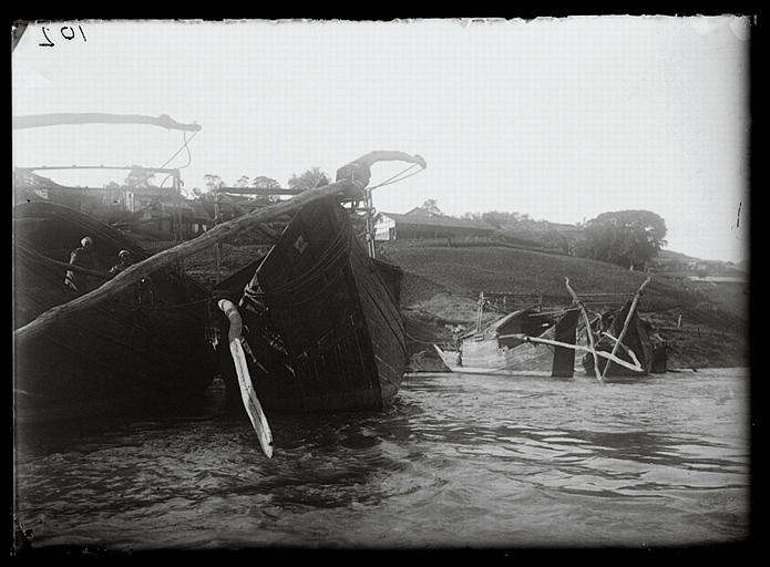 Chongqing. Fujiang, barques au mouillage sur le Yangzi