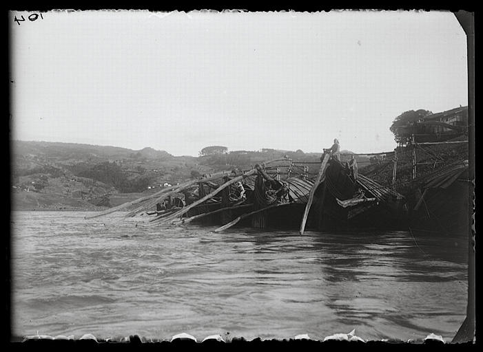 Chongqing. Fujiang, barques au mouillage sur le Yangzi