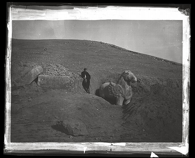 [Shaanxi] Chàn-si. K'ien tcheou [Qianzhou], sépulture de T'ang Kao-tsong [Tang Gaozong] (mort en 683 ap. J.-C.), la licorne de marbre déterrée par la mission