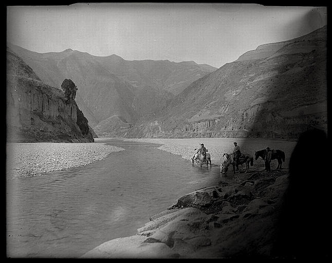 [Shaanxi]. Ts'in ling [Qinling], chevaux à l'aiguade