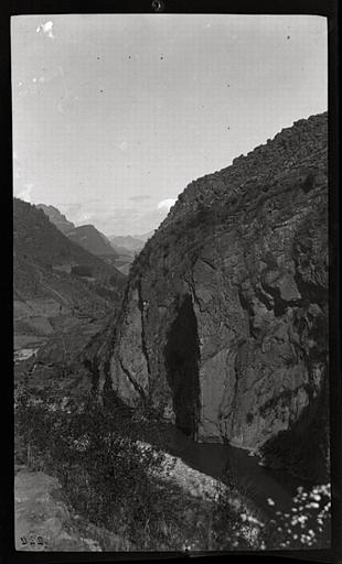 [Sichuan]. Nan kiang [Nanjiang], à-pic dans le calcaire blanc