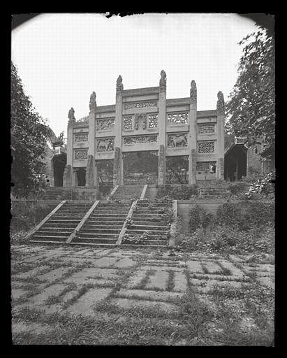[Sichuan]. K'iu hien [Quxian], temple de Confucius, p'ai leou [pailou]