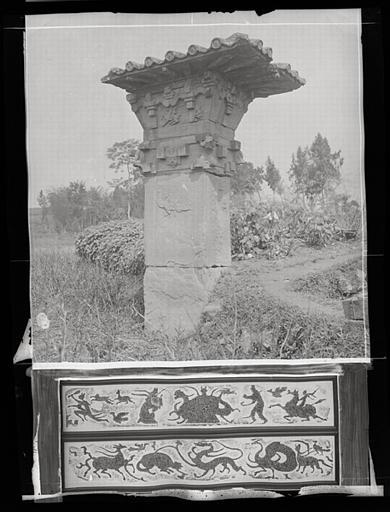 [Sichuan] Sseu-tch'ouan. K'iu hien [Quxian], pilier 'solitaire' (près des piliers de Chen [Shen]), de 3/4 antéro-externe. Estampage de la frise plate : (face antérieure). Estampage de la frise plate : (face postérieure)