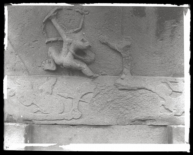 [Sichuan] Sseu-tch'ouan. K'iu hien [Quxian], piliers de Chen [Shen], pilier de gauche, face interne, motif d'entablement : 'L'archer barbare', détail