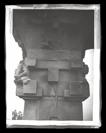 [Sichuan] Sseu-tch'ouan. K'iu hien [Quxian], piliers de Chen [Shen], pilier de gauche, face interne, motif d'entablement : 'L'archer barbare'