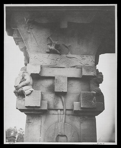 [Sichuan] Sseu-tch'ouan. K'iu hien [Quxian], piliers de Chen [Shen], pilier de gauche, face interne, motif d'entablement : 'L'archer barbare'